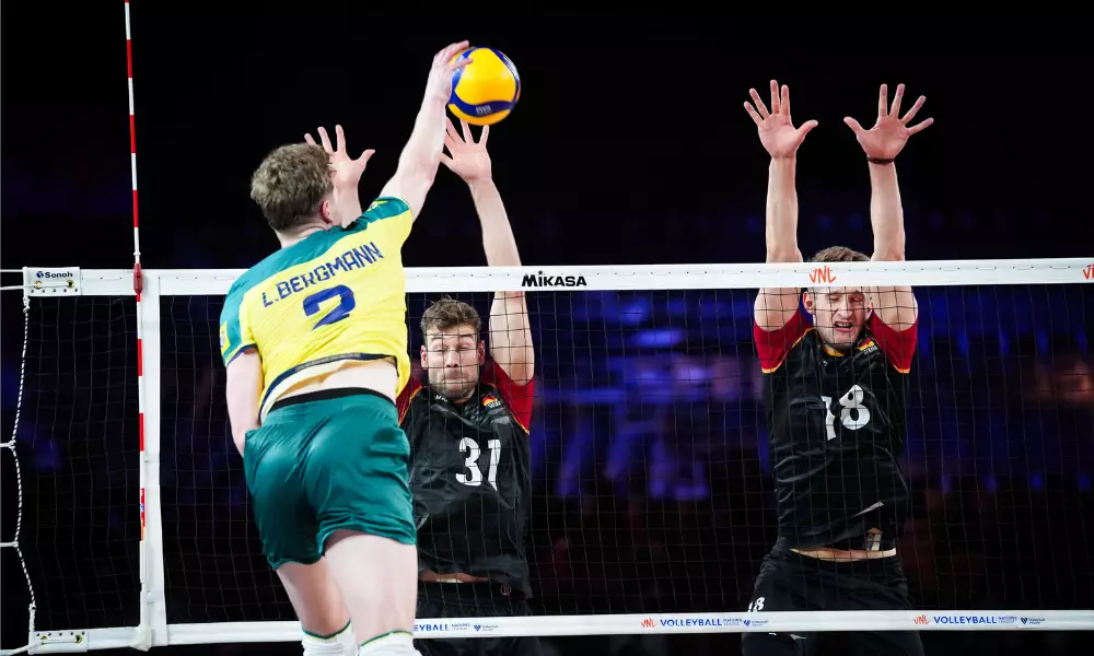 Lukas Bergmann, do Brasil, ataca contra o bloqueio da Alemanha em amistoso preparatório para os Jogos Olímpicos de Paris-2024
