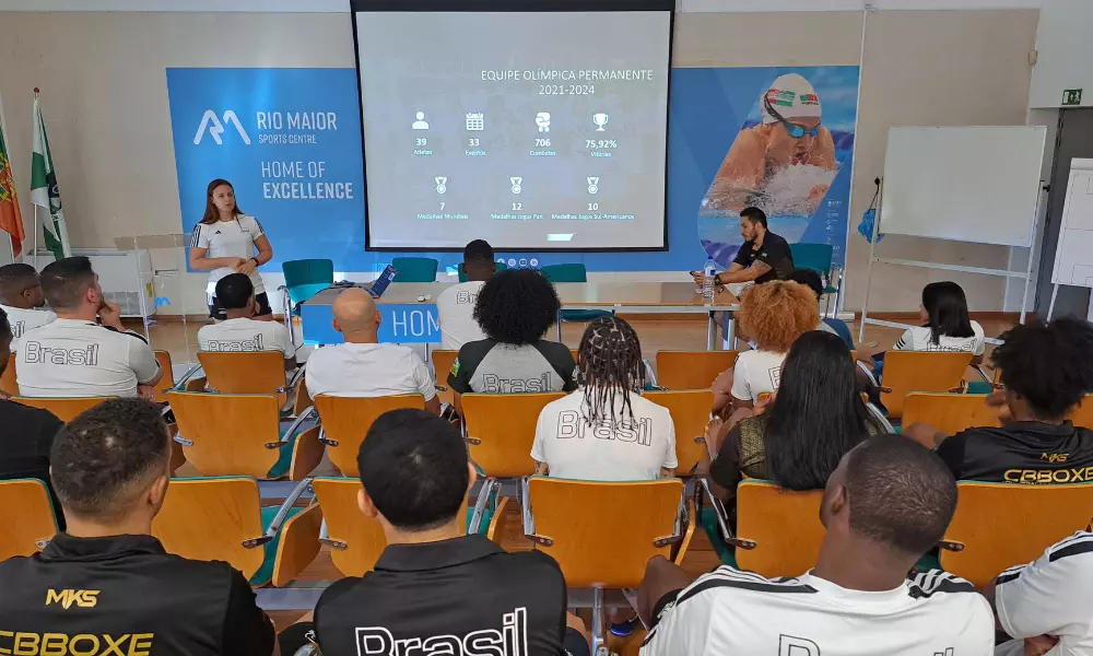 Paula Avakian, analista de desempenho do COB, conversa com atletas do boxe