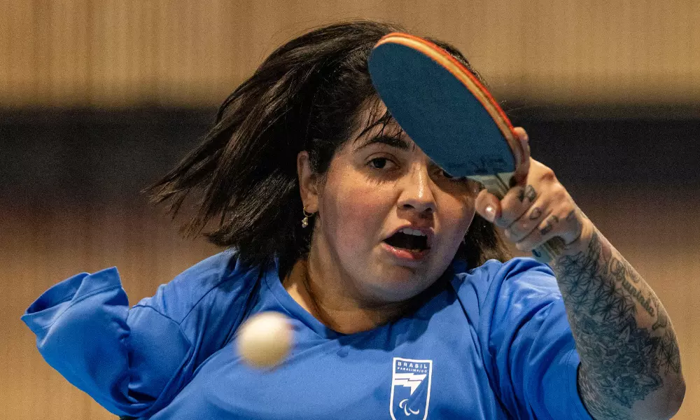 Bruna Alexandre em disputa no tênis de mesa das Paralimpíadas de Paris-2024