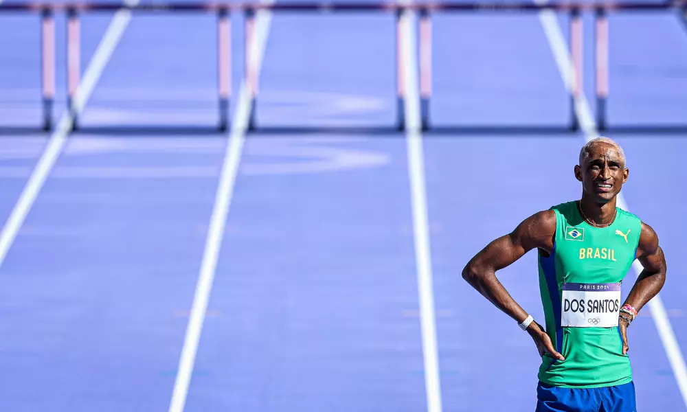 Alison dos Santos olha para o horizonte após semifinal nos 400m com barreiras; francês Clément Ducos disse que ele não está em forma em Paris-2024