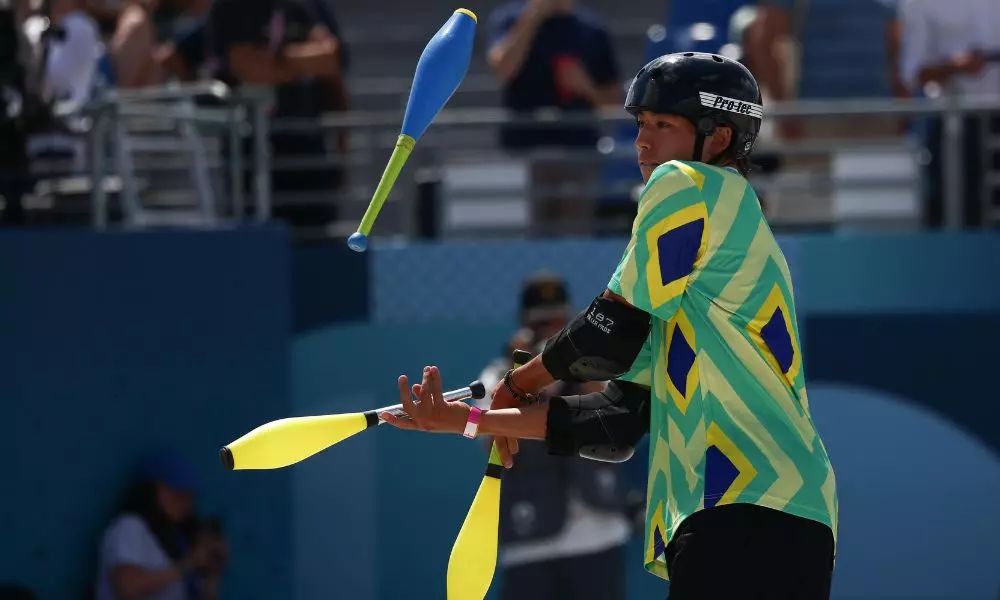 Augusto Akio com malabares nos Jogos Olímpicos de Paris-2024
