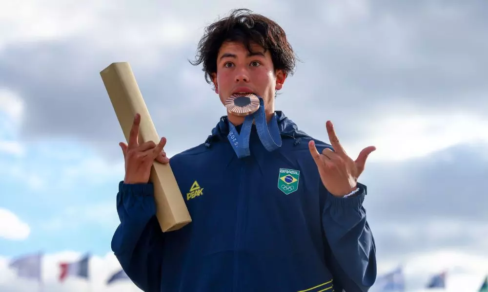 Augusto Akio no pódio com a medalha de bronze do skate pak masculino dos Jogos Olímopicos de Paris-2024
