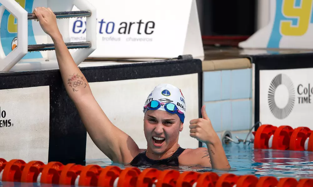 Beatriz Dizotti dá joia com a mão após bater recorde no Troféu José Finkel