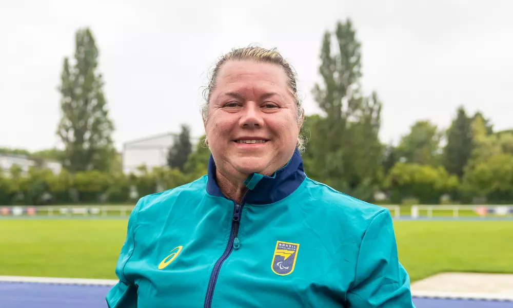 Beth Gomes com agasalho do Comitê Paralímpico Brasileiro antes dos Jogos Paralímpicos de Paris-2024