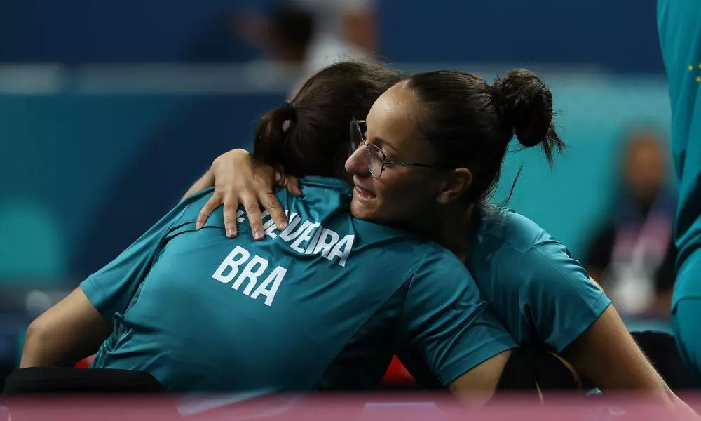 Cátia Oliveira e Joyce Oliveira se abraçam depois de conquistar a vitória na estreia dos Jogos Paralímpicos de Paris-2024