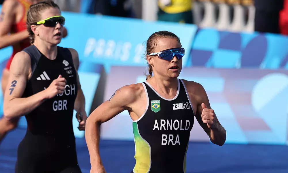 Djenyfer Arnold correndo durante prova do triatlo na Olimpíada de Paris-2024