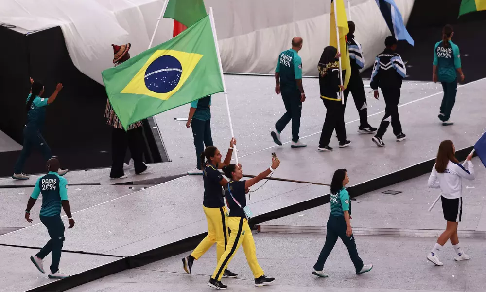 Duda e Ana Patrícia porta-bandeiras de Paris-2024
