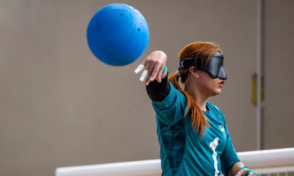 Geovana Moura com bola de goalball em Paris-2024