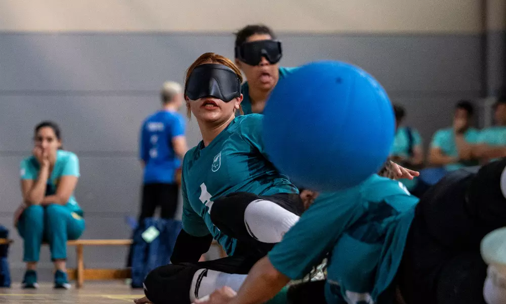 Geovana Moura em ação nos Jogos Paralímpicos de Paris-2024 junto com outras atletas; ela adiou sonho para ser mãe