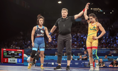 Giullia Penalber com o braço erguido em sinalizaçâo à vitória; ela vai disputar a repescagem do wrestling em Paris-2024
