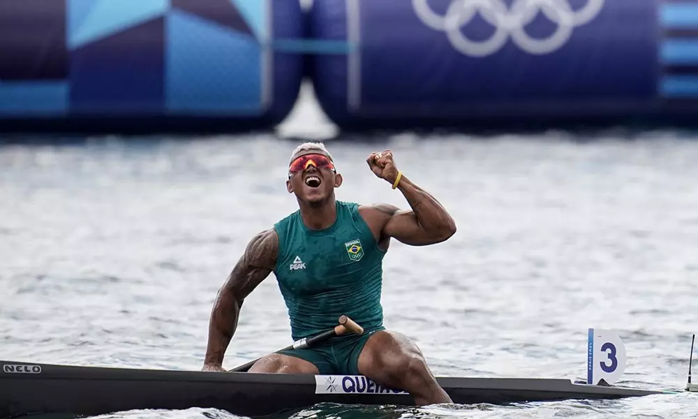Na imagem, Isaquias Queiroz comemorando sua medalha na canoagem em Paris.
