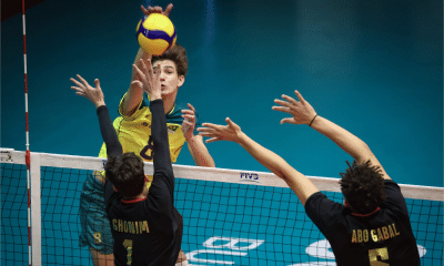 Jogador brasileiro jogando a bola para quadra adversária no Mundial sub-17 de vôlei