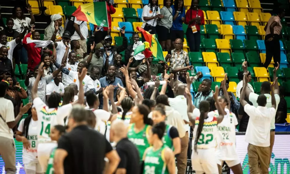 Jogadoras de Senegal fazem a festa com a torcida após derrotar o Brasil no torneio qualificatório pré-mundial de basquete feminino
