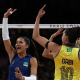 Nyeme e Gabi comemoram vitória contra a República Dominicana que levou para a semifinal do vôlei feminino em Paris-2024