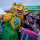 Ginga tira foto com torcedores no Parque Time Brasil durante os Jogos Olímpicos de Paris-2024