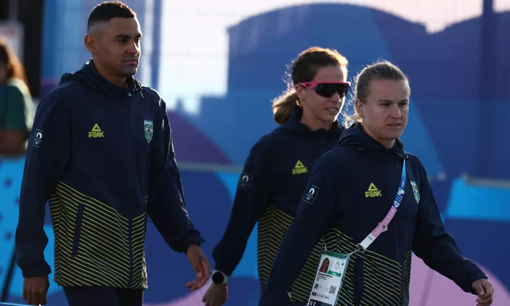 Revezamento misto do Brasil antes de entrar em ação no triatlo em Paris-2024