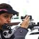 Na imagem, Geovana Meyer, a primeira brasileira a competir na carabina de ar.