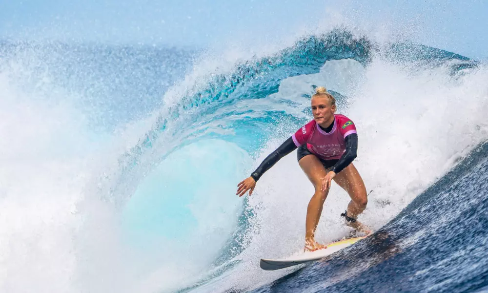 Tati Weston-Webb no surfe dos Jogos Olímpicos de