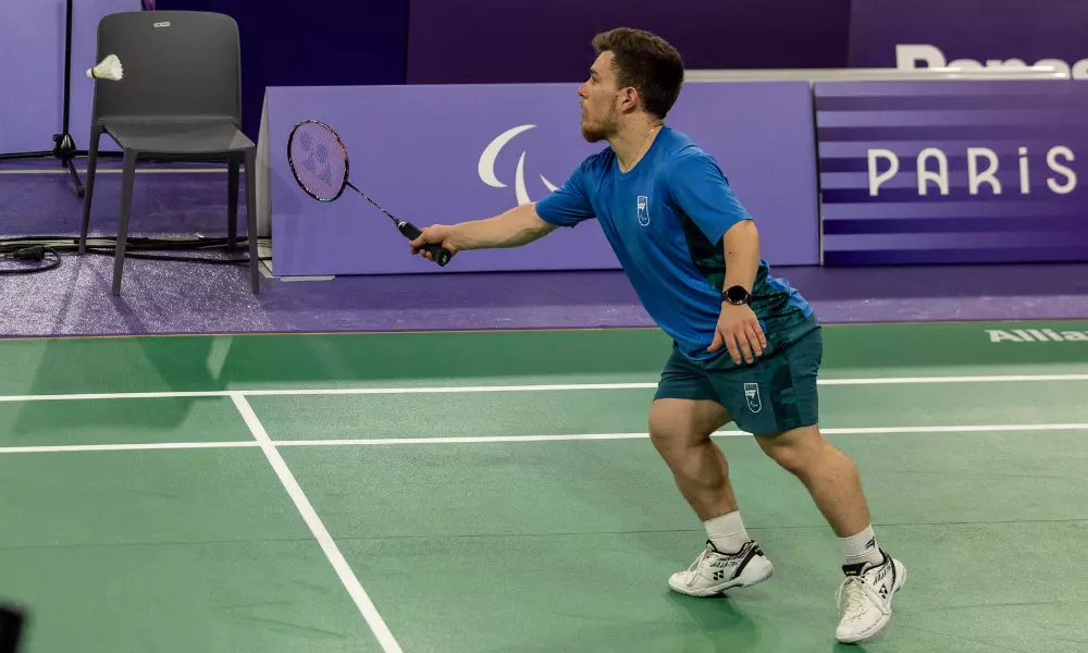 Vitor Tavares em ação no badminton dos Jogos Paralímpicos de Paris-2024