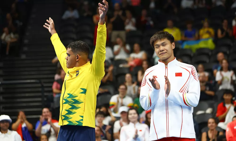 Wendell Belarmino e chinês no pódio do 50m livre S11 em PARIS-2024
