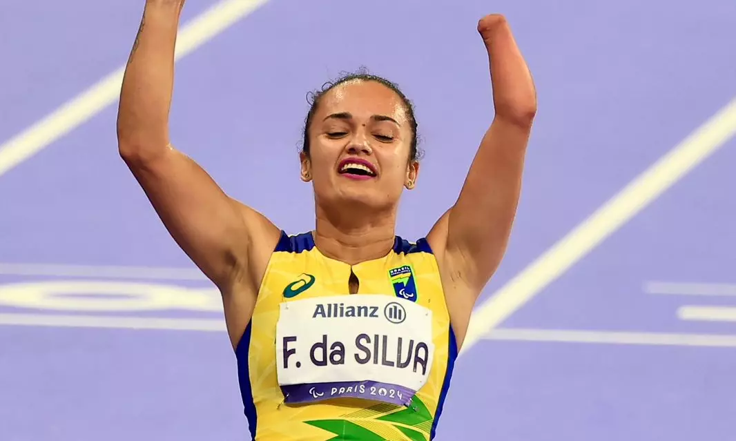 Fernanda Yara celebra o ouro nos Jogos Paralímpicos de Paris - Foto: Marcello Zambrana /CPB