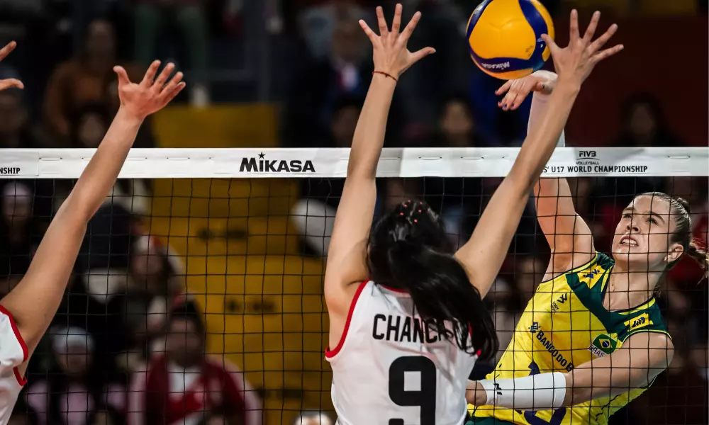 Lance do jogo entre Brasil e Peru no Mundial Sub-17 de vôlei feminino