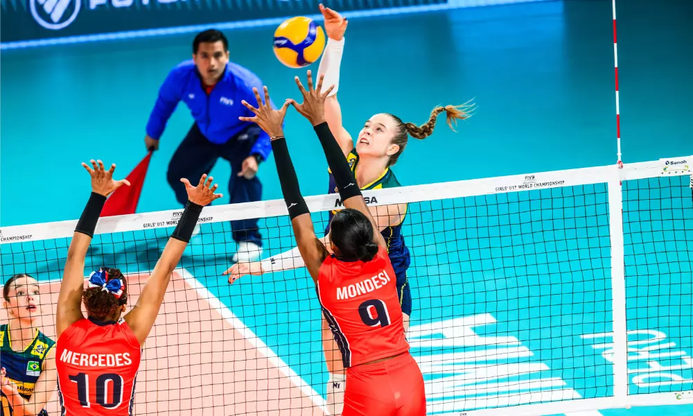 Laura Maccarone ataca contra o bloqueio dominicano no Mundial Sub-17
