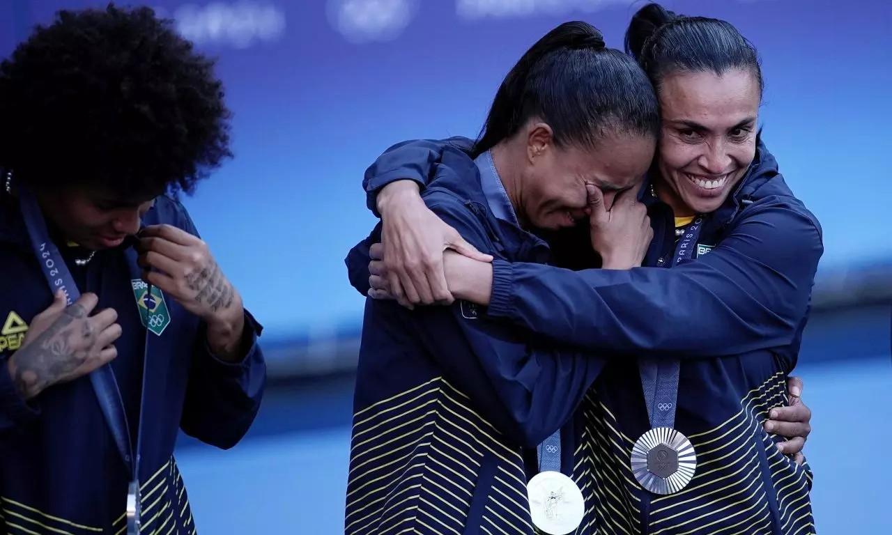 Marta medalha de prata paris 2024 seleção brasileira de futebol feminino jogos olímpicos adriana