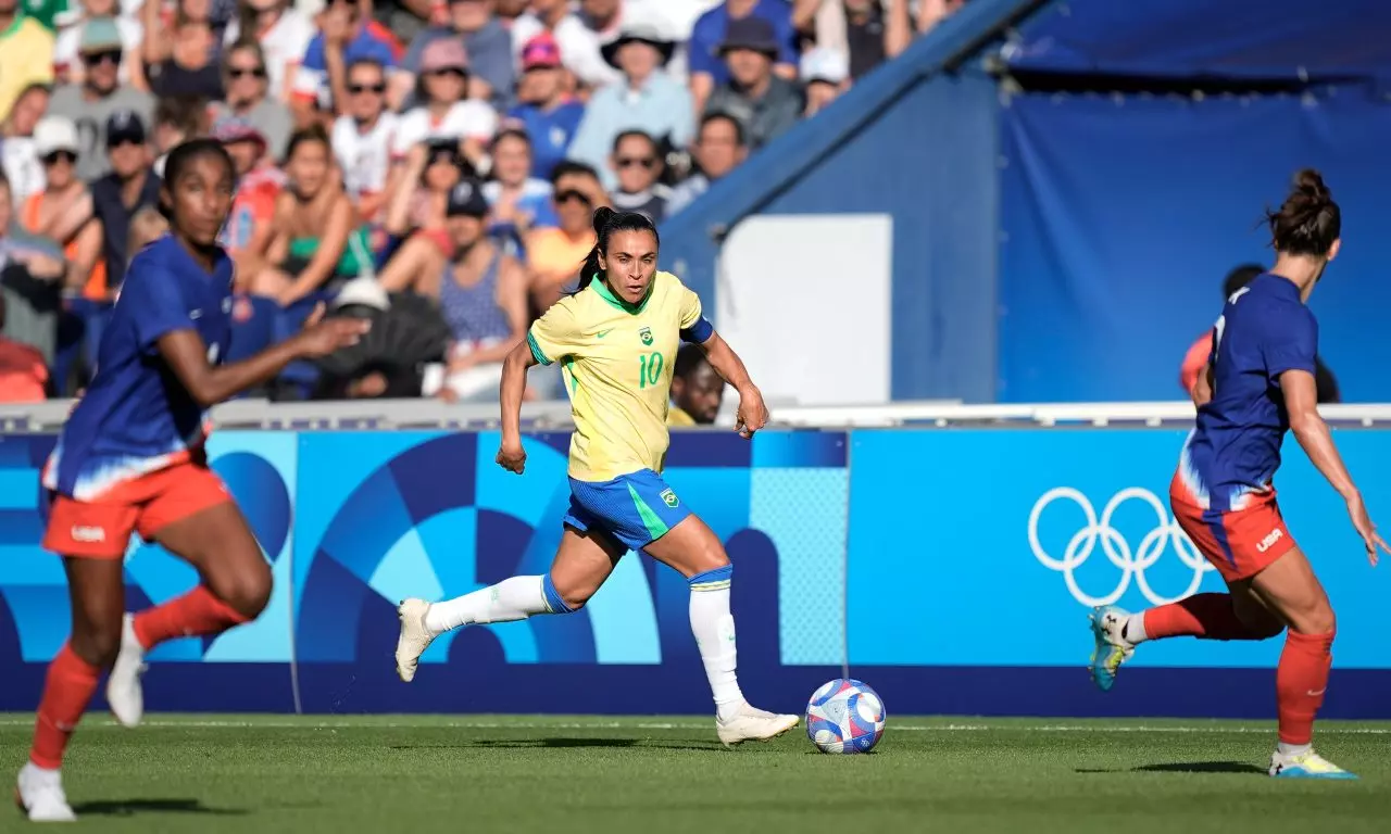 Marta medalha de prata paris 2024 seleção brasileira de futebol feminino jogos olímpicos olimpíada