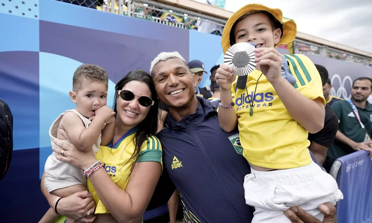 Isaquias Queiroz canoagem velocidade paris 2024 jogos olímpicos olimpíada ouro prata bronze medalha pódio