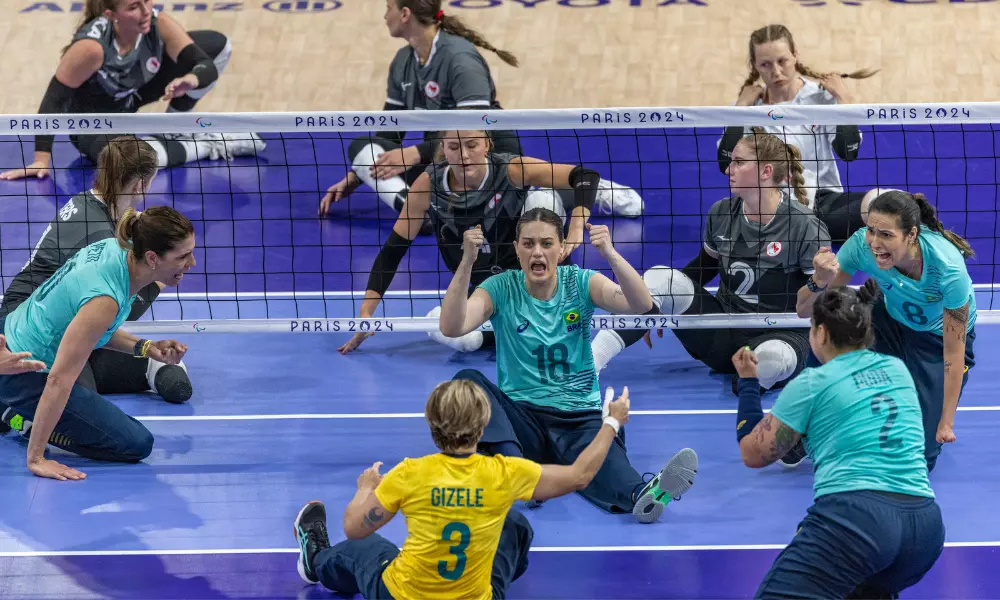 Jogadoras do Brasil comemoram vitória no vôlei sentado contra o Canadá