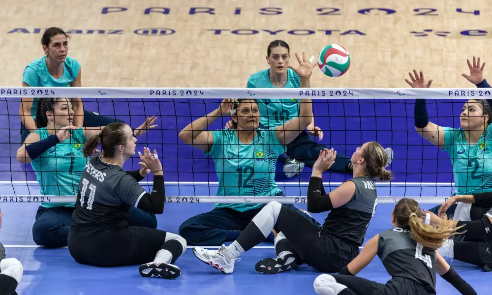 vôlei sentado vibrando com pontos em Paris-2024