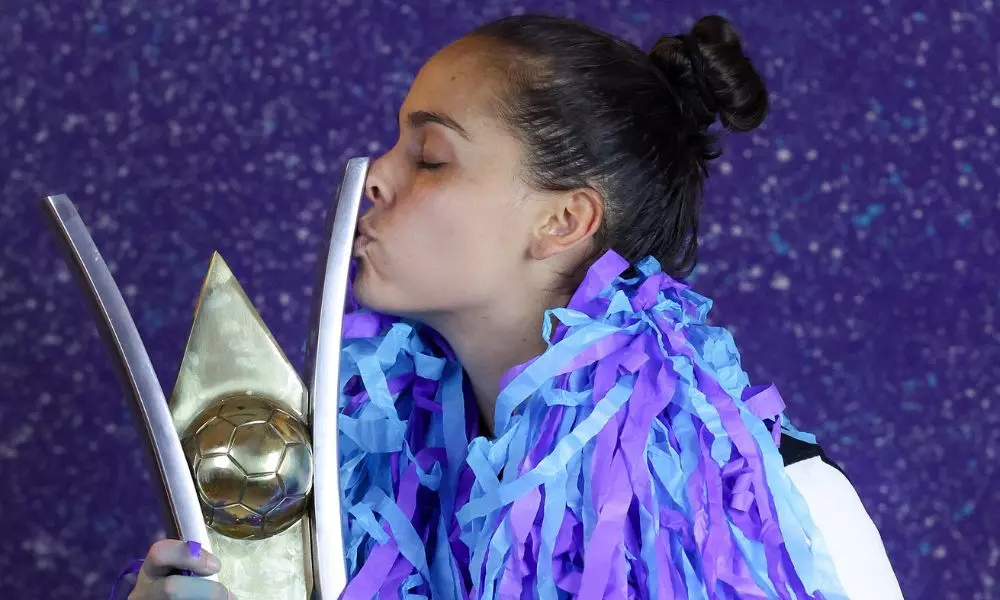 Ainda cheia de fitas, Gabi Portilho posou com a taça do Campeonato Brasileiro de futebol feminino