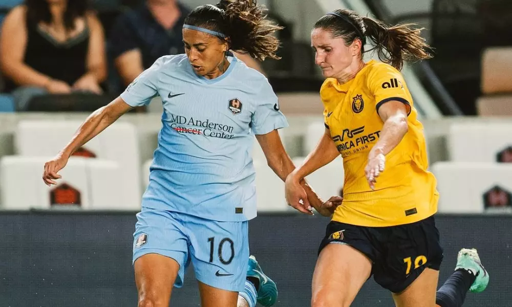 Andressa Alves, do Houston Dash, disputando uma bola