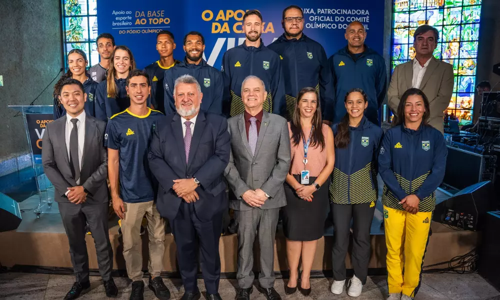 Paulo Wanderley, do COB, presidente da CAIXA e atletas comemoram patrocínio