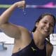 Na imagem, Cecília Araújo na comemoração após prova, ainda dentro da piscina.