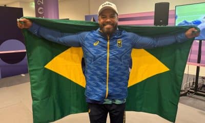 Claudiney Santos comemora com a bandeira do Brasil o tricampeonato paralímpico do lançamento de disco F56