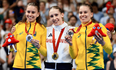 Beatriz Carneiro (à direita) e Débora Carneiro (à esquerda) com suas medalhas nos Jogos Paralímpicos de Paris-2024 (Marcello Zambrana/CPB)
