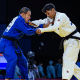 Elielton Oliveira, e azul, lutando contra atleta de branco no judô dos Jogos Paralímpicos de Paris-2024