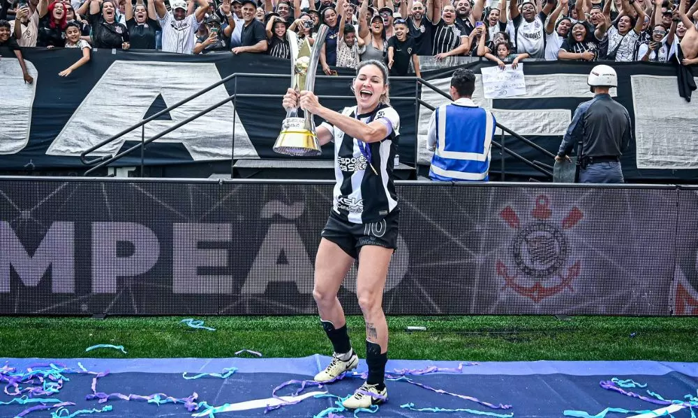 Gabi Zanotti faz a festa com a taça do Campeonato Brasileiro de futebol feminino depois de comemorar com a torcida