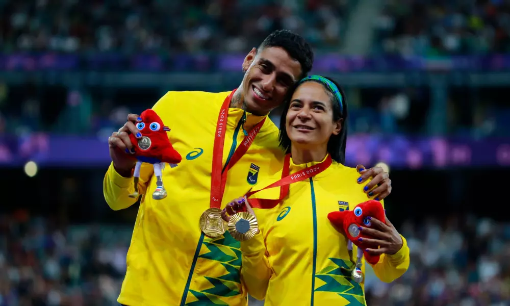 Gabriel Garcia, atleta olímpico, e Jerusa Geber no pódio dos Jogos Paralímpicos de Paris-2024