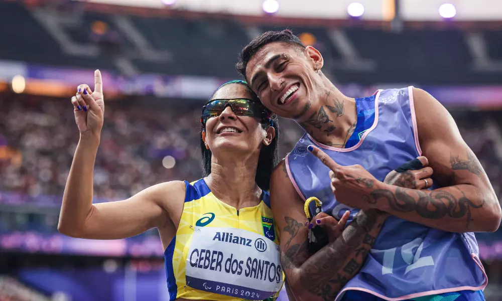 Jerusa Geber e Gabriel Garcia sorriem para foto após ouro paralímpico