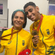 Jerusa Geber e Gabriel Garcia com a medalha de ouro no peito nos 100m do atletismo nos Jogos Paralímpicos de Paris-2024