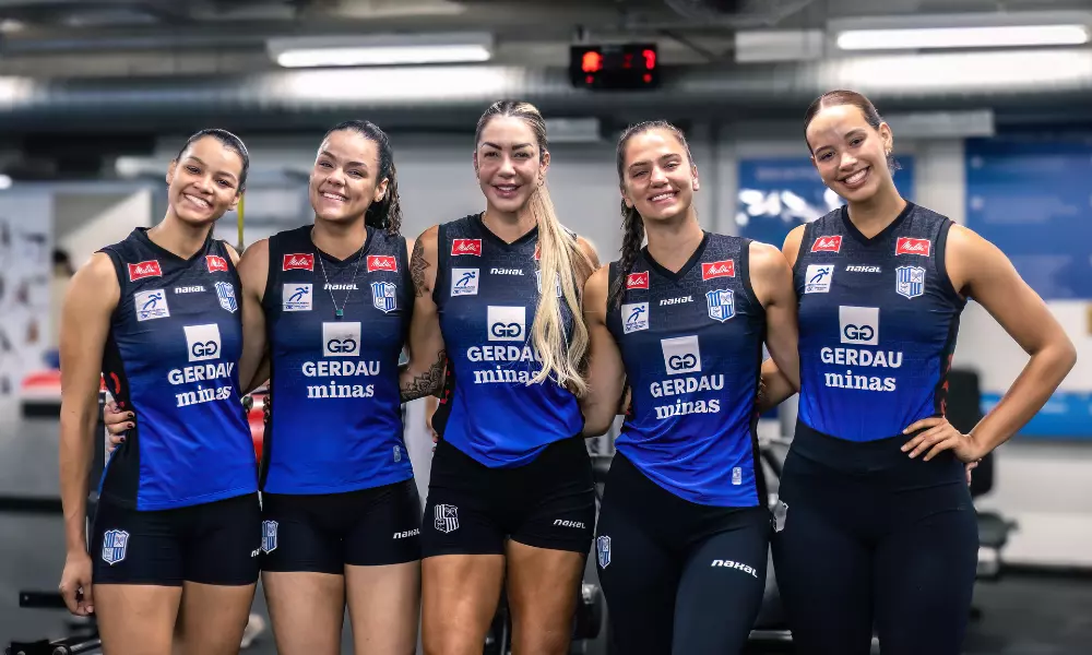 Jogadoras do Minas em treinamento para a estreia na temporada do vôlei feminino
