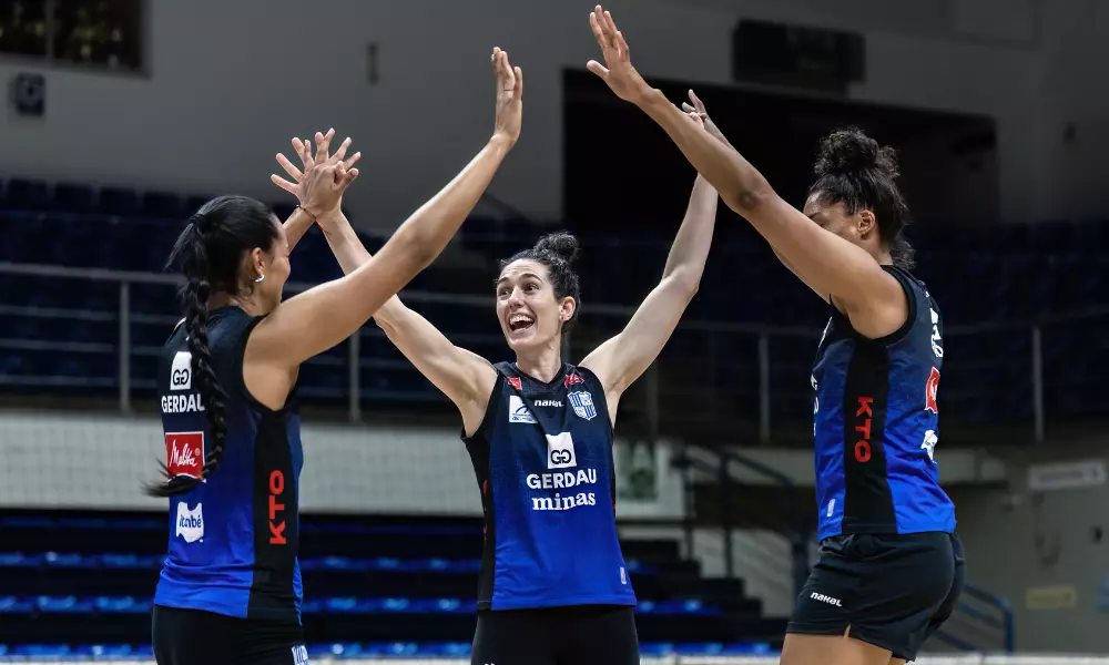 Jogadoras do Minas em treinamento para a estreia na temporada do vôlei feminino