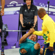 Maria de Fátima cumprimenta seu treinador durante prova do halterofilismo