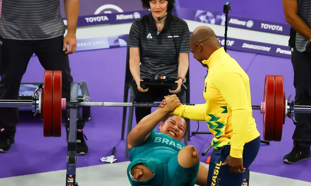 Maria de Fátima cumprimenta seu treinador durante prova do halterofilismo, quadro de medalhas, brasil