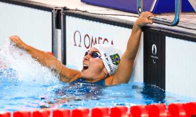 Mayara Petzold comemorando medalha ainda na piscina em Paris 2024