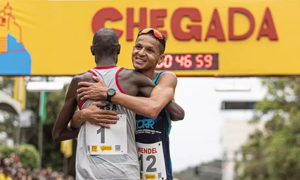 Melhor brasileiro nas Dez Milhas Garoto, Wendel Jerônimo Souza, abraça o vencedor Nicolas Kiptoo (Fotop/Garoto)