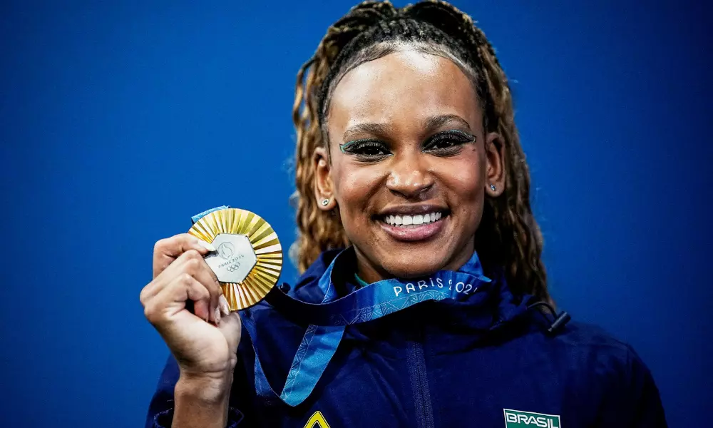 Rebeca Andrade com a medalha de ouro na ginástica artística; ela e Nadia Comaneci participarão de painel na COB Expo